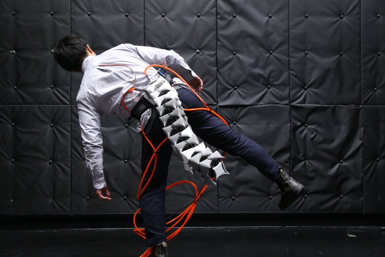 Такой роботизированный хвост для людей существует в мире. Он может помочь людям, которым сложно стоять на ногах и держать равновесие. Похоже на странную альтернативу трости. Фото: japantimes.co.jp