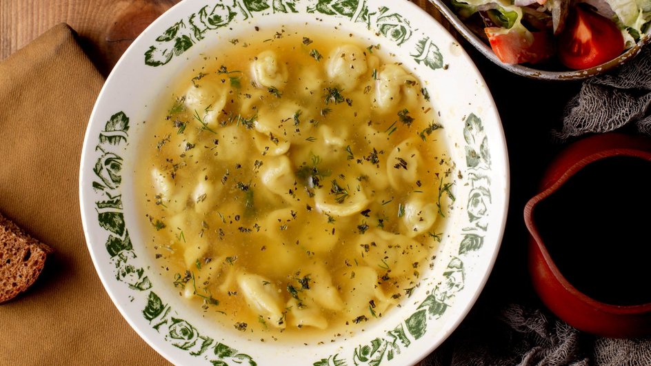 Тарелка супа с чесночными галушками и мясом крупным планом Тарелка супа с чесночными галушками и мясом крупным планом