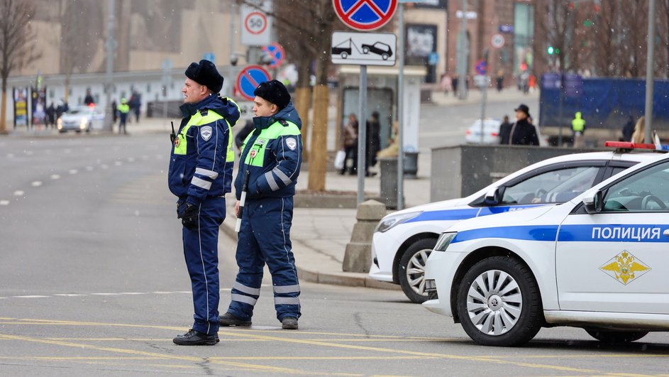 Сотрудники дорожно-патрульной службы Сотрудники дорожно-патрульной службы