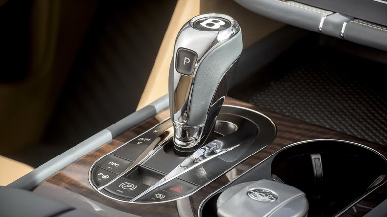 slide image for gallery: 17726 | Bentley Bentayga 2