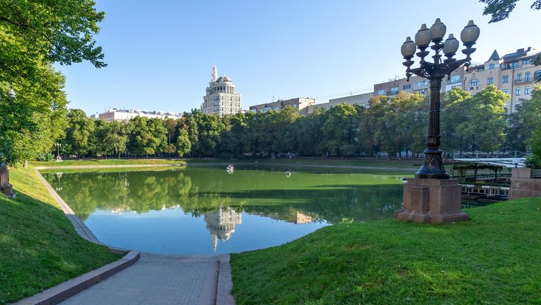 Патриаршие пруды — одно из самых знаковых литературных мест Москвы.