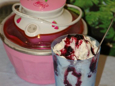 Slide image for gallery: 5373 | Комментарий «Леди Mail.Ru»: очень вкусно подавать домашнее мороженое, полив его вареньем или ягодным соусом