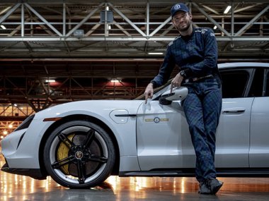 slide image for gallery: 27424 | Электрический Porsche установил рекорд скорости в помещении