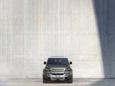 slide image for gallery: 24987 | Land Rover Defender