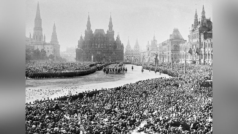 Москва до революции. В 1913 году вся страна отмечала 300-летие дома Романовых. Программа празднования была довольно обширной: юбилейные гуляния проходили с февраля до осени. Главные торжества состоялись в самом центре Москвы, на Красной площади.