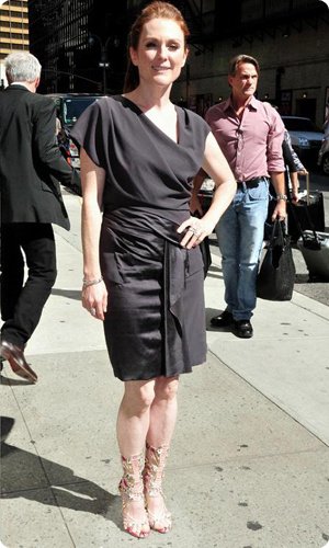 Джулиана Мур в черном платье