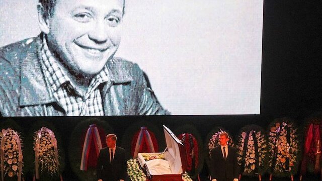 Гроб с телом Александра Маслякова. Гроб с телом Александра Маслякова.