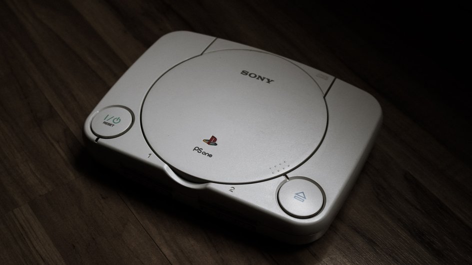  Поздняя модель PlayStation, также известная как «слимка» или PSone.