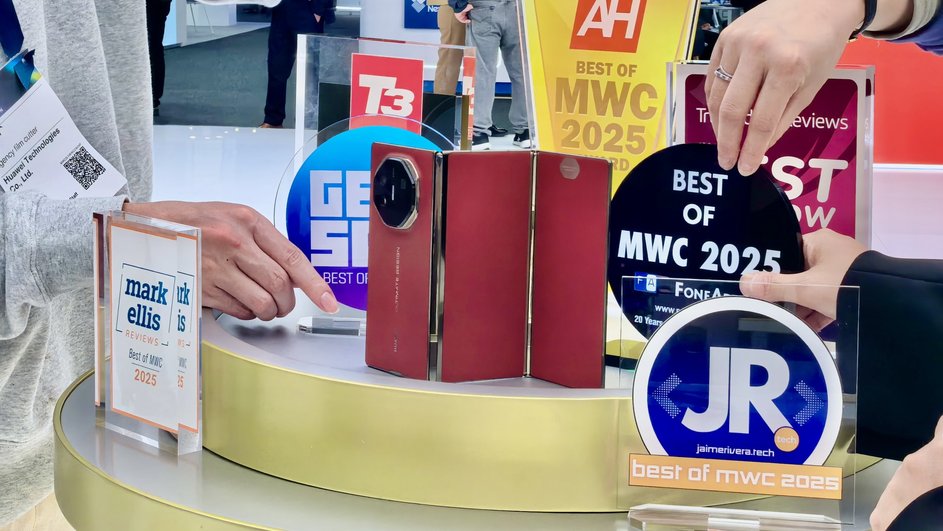 Складной смартфон Huawei Mate XT Ultimate на выставке MWC 2025 Складной смартфон Huawei Mate XT Ultimate на выставке MWC 2025