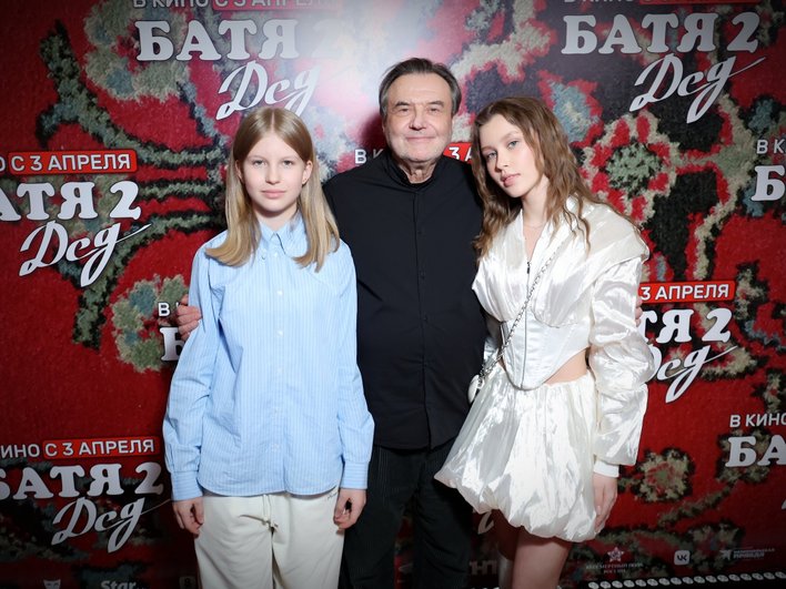 Алексей Учитель, Анна и Мария Пересильд на премьере фильма «Батя 2. Дед», фото: пресс-служба Алексей Учитель, Анна и Мария Пересильд на премьере фильма «Батя 2. Дед», фото: пресс-служба