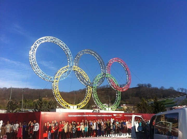 Олимпийские кольца встречают приезжих прямо на выходе из аэропорта