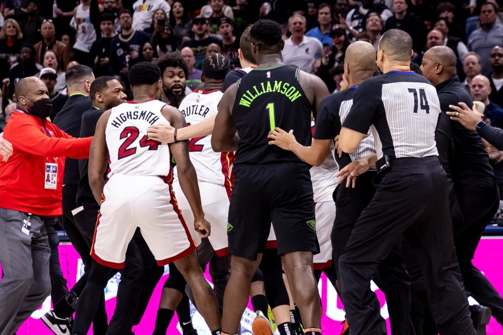 Игроки НБА устроили массовую потасовку в США