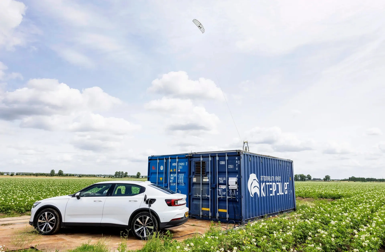 Hawk заряжает электромобиль, используя возобновляемые источники энергии, не зависящие от сети. Фото: Kitepower