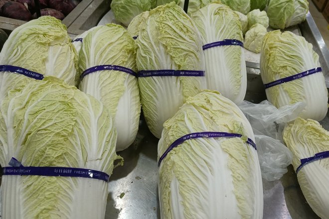 Кочаны пекинской капусты на рынке