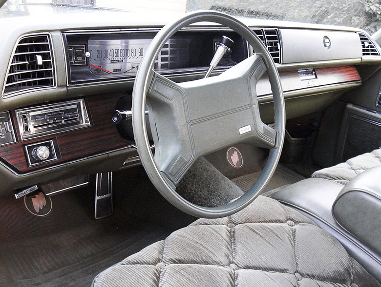 Помимо Toronado, подушки ставились и на Buick Electra (на снимке), а также Cadillac DeVille. Впрочем, после 1978-го непопулярная опция исчезла из каталогов General Motors