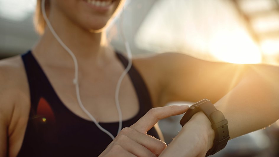 Начинающая спортсменка готовится к тренировкам HIIT Начинающая спортсменка готовится к тренировкам HIIT
