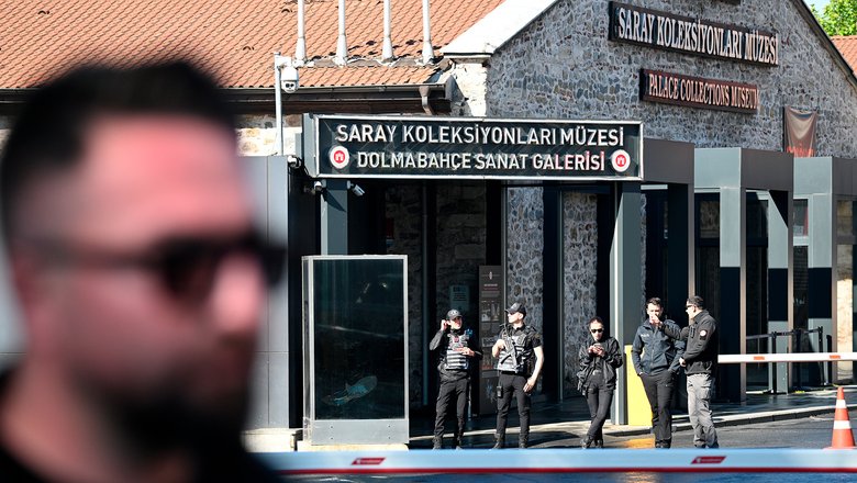 Сотрудники полиции патрулируют въезд на территорию дворца Долмабахче в Стамбуле в преддверии переговоров между делегациями России и Украины. Переговоры запланированы, как и в 2022-м, в рабочем офисе президента Турции — дворце Долмабахче.