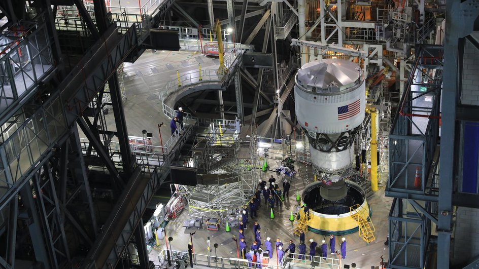 Сборка ракеты SLS вид сверху Сборка ракеты SLS вид сверху