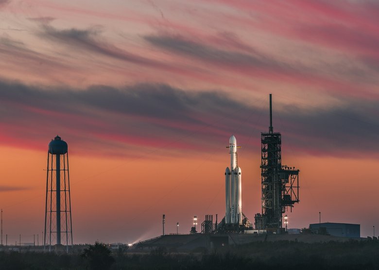 Изображение SpaceX Falcon Heavy до одного из первых ее запусков. Фото: Unsplash