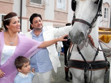 Slide image for gallery: 4256 | Нетребко и Эйвазов арендовали белую карету с белыми лошадьми, в которой ездили по городу. Это развлечение, кстати, особенно понравилось сыну звезды Тьяго