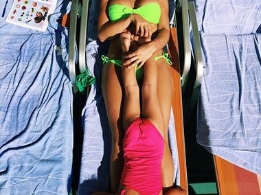 Slide image for gallery: 4724 | Вот так Анна загорает с детьми