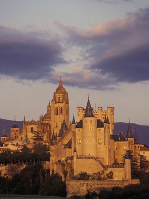 Slide image for gallery: 12027 | Алькасар в Сеговии, Испания. Лети до Мадрида, а дальше пересаживайся на автобус до Сеговии. Вообще Алькасар — общее название для крепостей и замков в Испании. Именно этот особенно любит королевская семья — за отличное распо