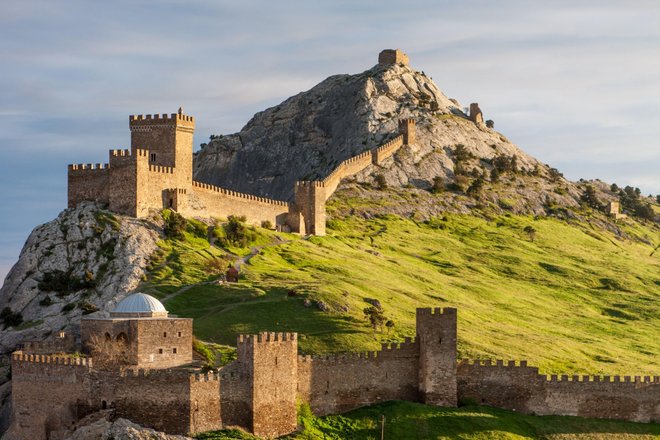 Судакская крепость, освещенный закатным солнцем в Крыму