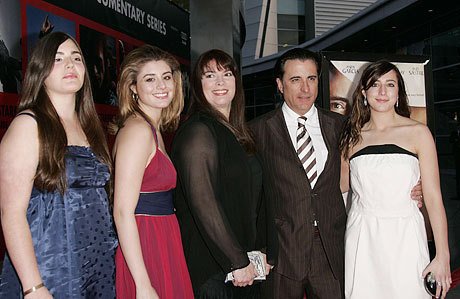 Энди Гарсия с женой Мариви и дочерьми Доминик, Даниэллой и Алессандрой.