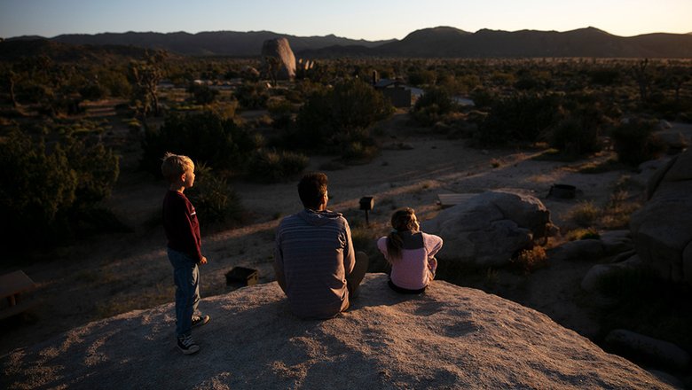 Семья наблюдает за закатом в Национальном парке Джошуа-Три в Калифорнии. Парк вновь открылся на этой неделе
