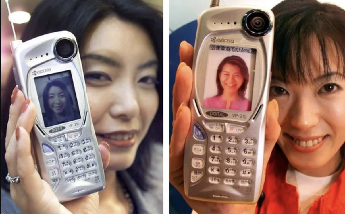 Когда был выпущен телефон. Kyocera VP-210. Kyocera VISUALPHONE VP-210. Японские мобильные телефоны. Самый первый мобильник с камерой.