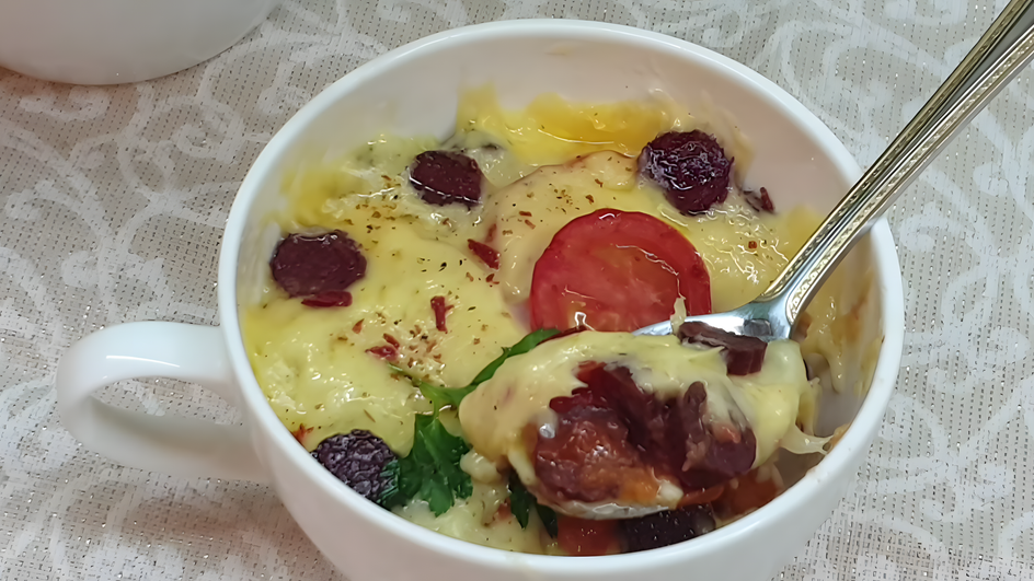 Кружка с пиццей, приготовленной в микроволновке, стоит на столе