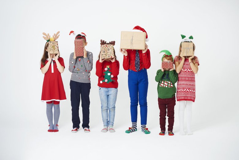 <figcaption> Дети в костюмах и с подарками на новогоднем утреннике в детском саду </figcaption>