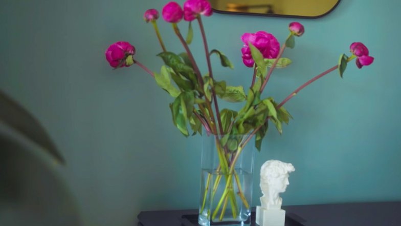 Предметы интерьера в квартире. Рогов любит живые цветы. Фото: AD Russia