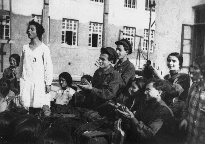 Комсомольцы приветствуют азербайджанских женщин, снявших чадру. Азербайджанская ССР. 1926 год.
Фото: РИА Новости