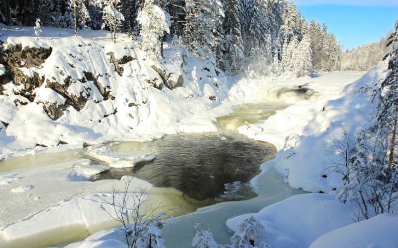 Водопад Кивач в морозный солнечный день. Карелия