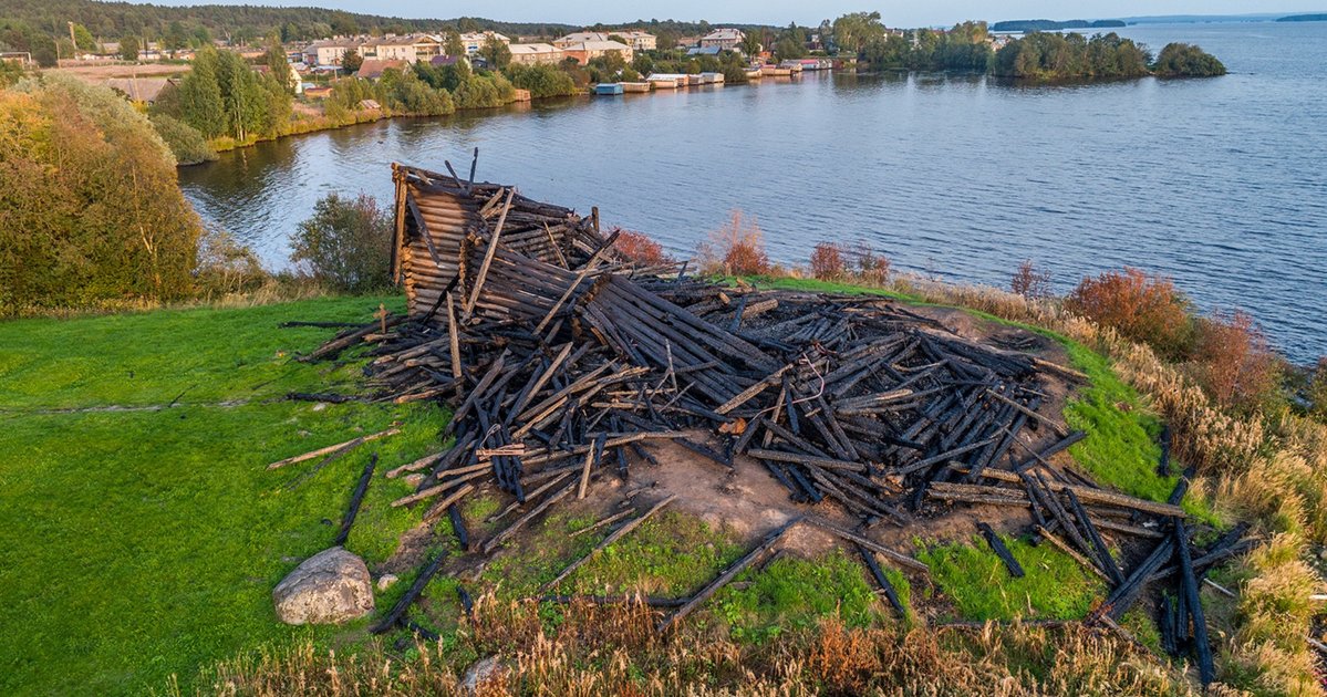 В России под сгоревшим деревянным храмом нашли некрополь