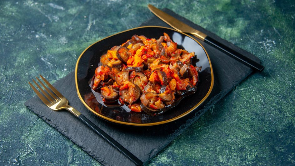 Рагу из баклажанов и курицы лежит на тарелке
