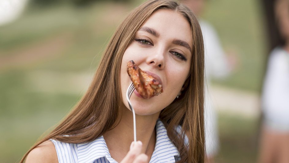 Россия всегда была мясной страной. Но в 2023 году потребление мяса и мясных изделий достигло небывалого размаха. Россия всегда была мясной страной. Но в 2023 году потребление мяса и мясных изделий достигло небывалого размаха.