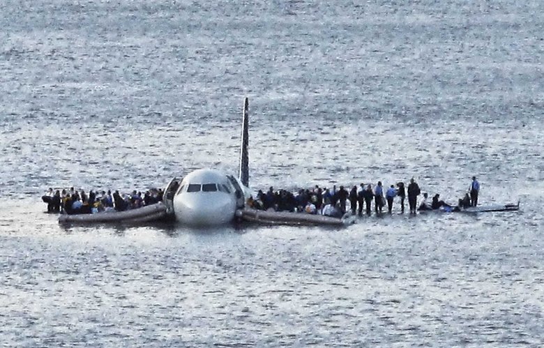Эвакуация пассажиров после приводнения самолета в Гудзоне. Фото – Wikimedia