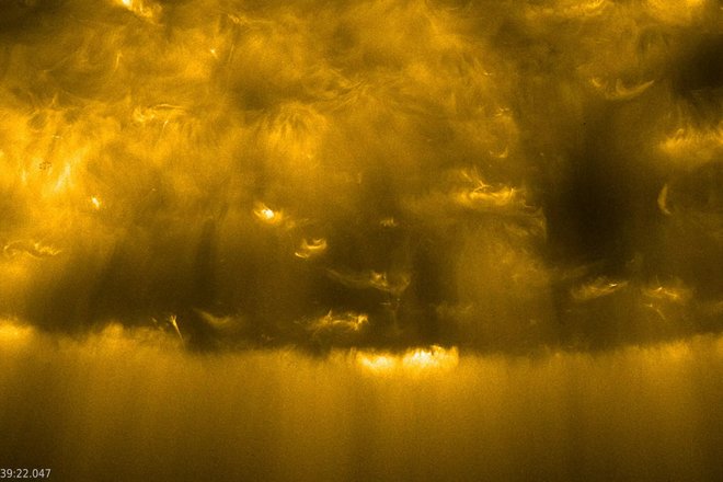 Южный полюс Солнца, сфотографированный прибором Extreme Ultraviolet Imager на борту Solar Orbiter 30 марта 2022 года Южный полюс Солнца, сфотографированный прибором Extreme Ultraviolet Imager на борту Solar Orbiter 30 марта 2022 года