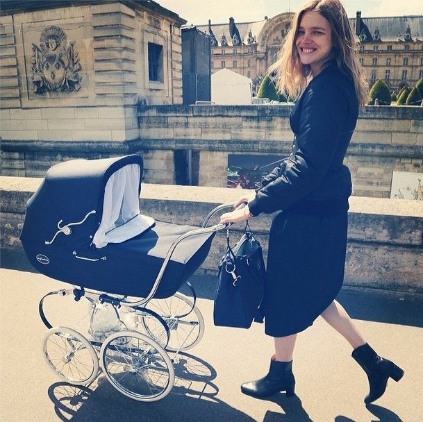 Наталья Водянова гуляет с коляской по Парижу