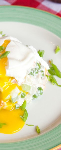 Slide image for gallery: 7196 | Яркий желток яйца-пашот делает оливье не только аппетитнее, но и вкуснее
