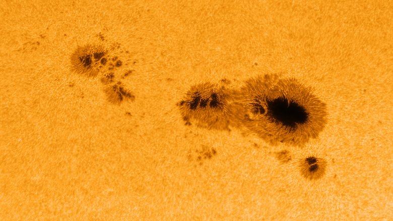 Фотография высокого разрешения активной области солнечных пятен 3590. Фото Лаборатория солнечной астрономии ИКИ и ИСЗФ