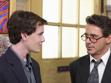 Антон Ельчин с Робертом Дауни-мл. в фильме «Проделки в колледже» Антон Ельчин с Робертом Дауни-мл. в фильме «Проделки в колледже»