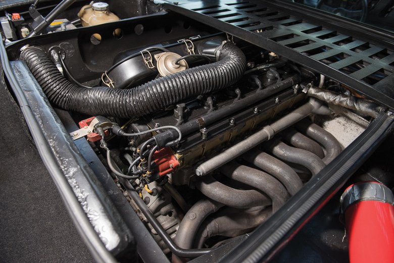 В отличии от BMW Turbo серийная М1 получила атмосферный мотор, который к тому же расположили продольно, а не поперечно, как на концепте