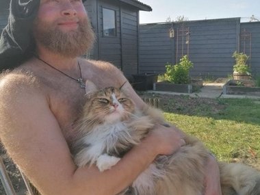 Когда мой муж и наша кошка радуются, у них абсолютно одинаковое выражение лица.