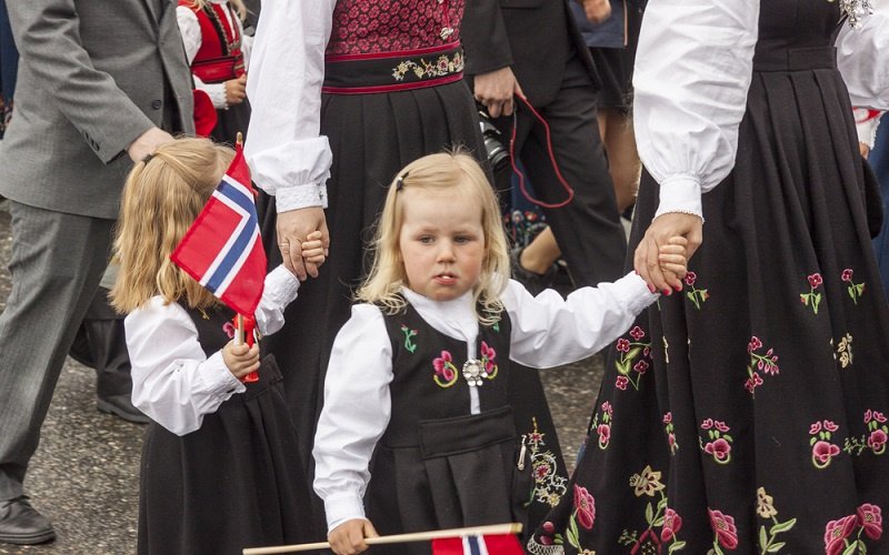 Праздничный парад перед школой. Норвегия.