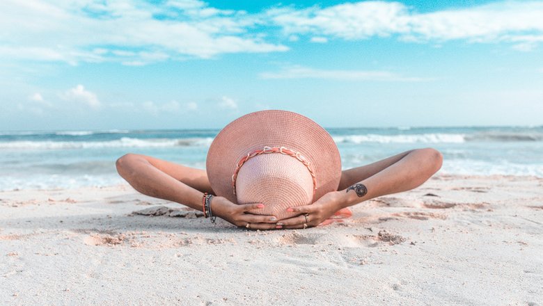 Женщина в шляпе на берегу моря в отпуске. Женщина в шляпе на берегу моря в отпуске.