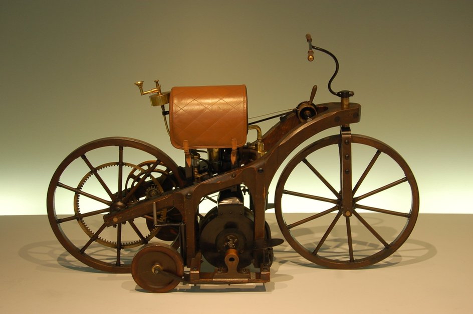 Мотоцикл Даймлера, 1885. Великое изобретение, но очень медленное и неудобное /Wikimedia, Wladyslaw, CC BY-SA 2.0