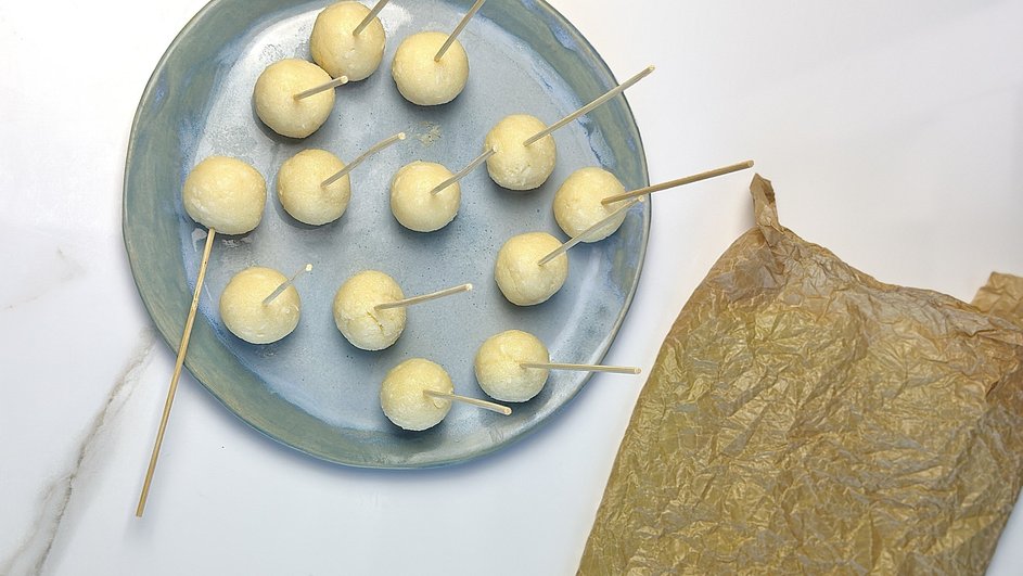 Конфеты со шпажками лежат на тарелке Конфеты со шпажками лежат на тарелке